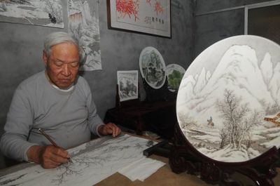 匠心繪瓷盤，八旬老人榮膺山東省特級陶瓷藝術(shù)大師